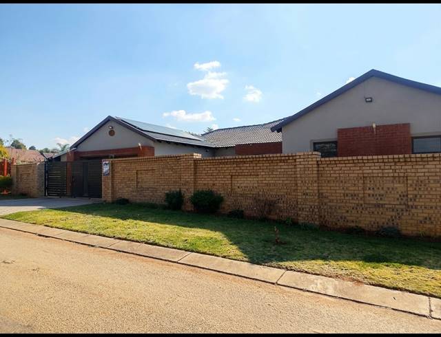 4 BEDROOM FREESTANDING FOR SALE IN HEUWELOORD